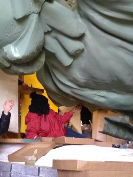 Alpha Beta Chapters works on Rose Bowl Float.